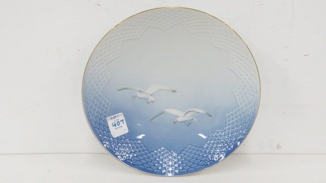 BING AND GRONDAHL "SEAGULL" DECORATED PORCELAIN LOW: BING AND GRONDAHL "SEAGULL" DECORATED PORCELAIN LOW COMPOTE. HEIGHT 2 3/4"; DIAMETER 9 1/2"