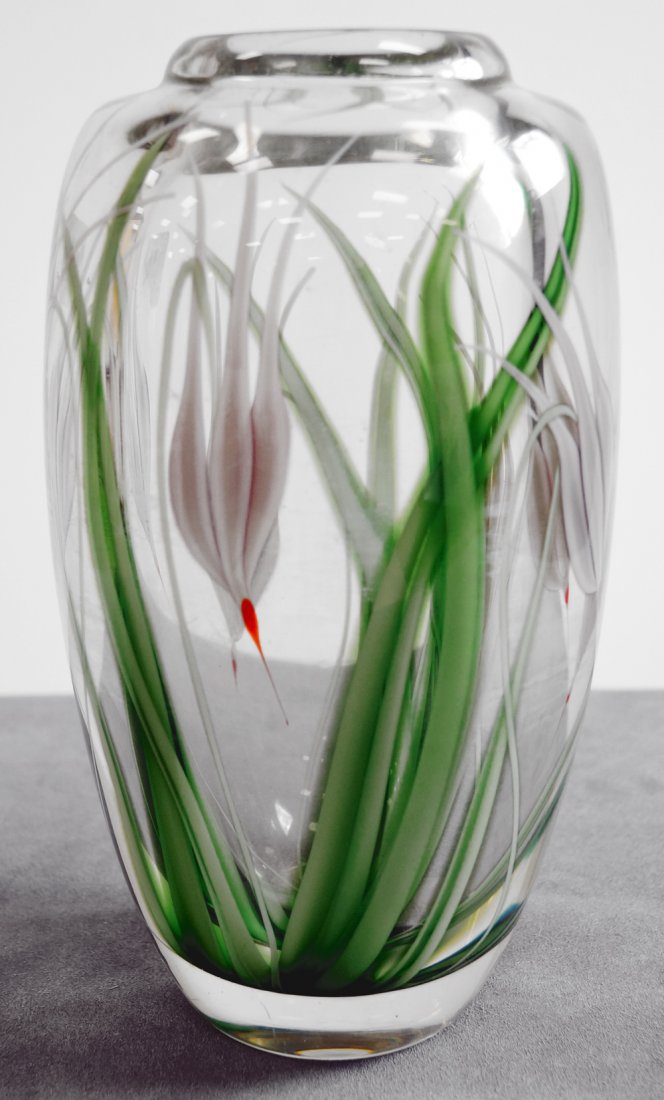 ORIENT AND FLUME FLORAL CONTEMPORARY ART GLASS VASE,: ORIENT AND FLUME FLORAL CONTEMPORARY ART GLASS VASE, SIGNED BEYERS (SCOTT). HEIGHT 11"