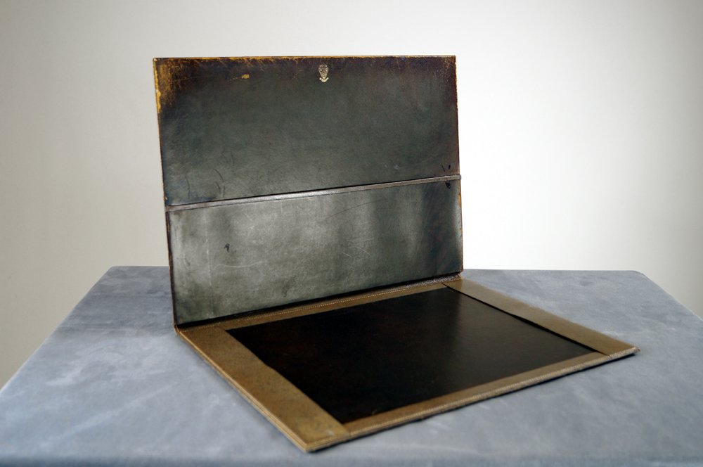 VINTAGE GUCCI DESK FOLD-OUT BLOTTER WITH LETTER OPENER. (1 of 3)