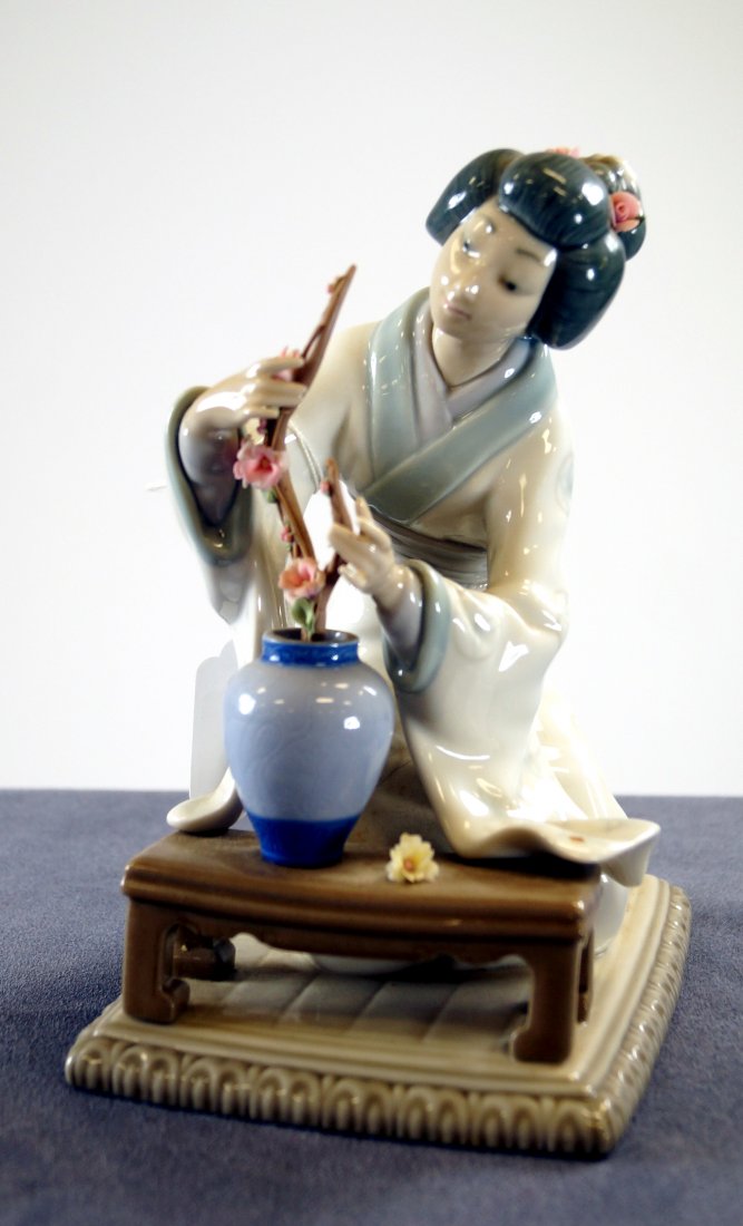 LLADRO PORCELAIN FIGURE, "ORIENTAL GIRL", #4840. HEIGHT (1 of 2)