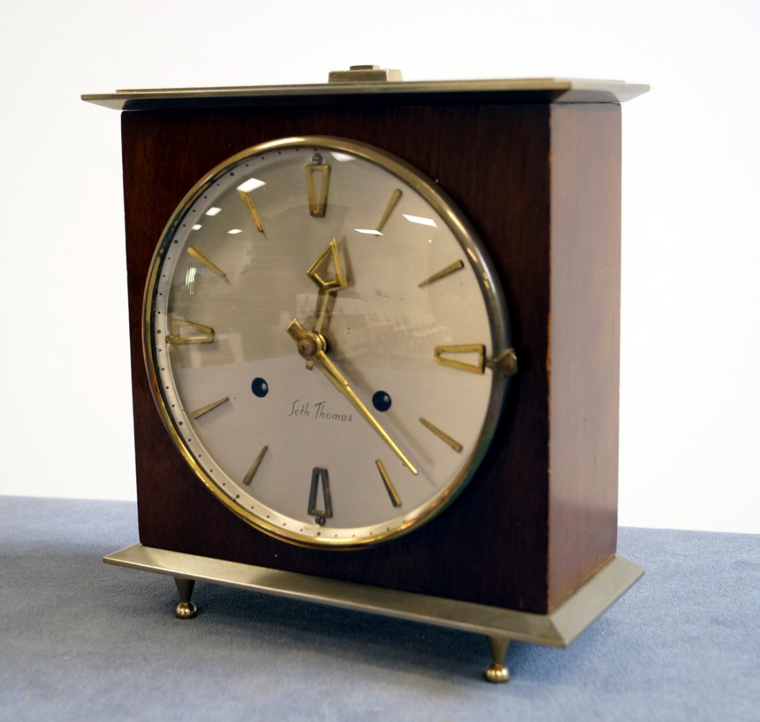 MID-CENTURY SETH THOMAS MAHOGANY SHELF CLOCK, C.1960. (1 of 2)