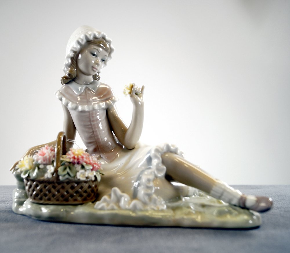 LLADRO PORCELAIN FIGURE, "ADMIRATION", #4907. HEIGHT 6 (1 of 2)