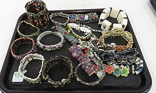 LOT ASSORTED FASHION COSTUME JEWELRY BRACELETS (1 of 3)