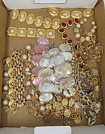 LOT ASSORTED GOLD TONE FASHION JEWELRY BRACELETS (1 of 3)