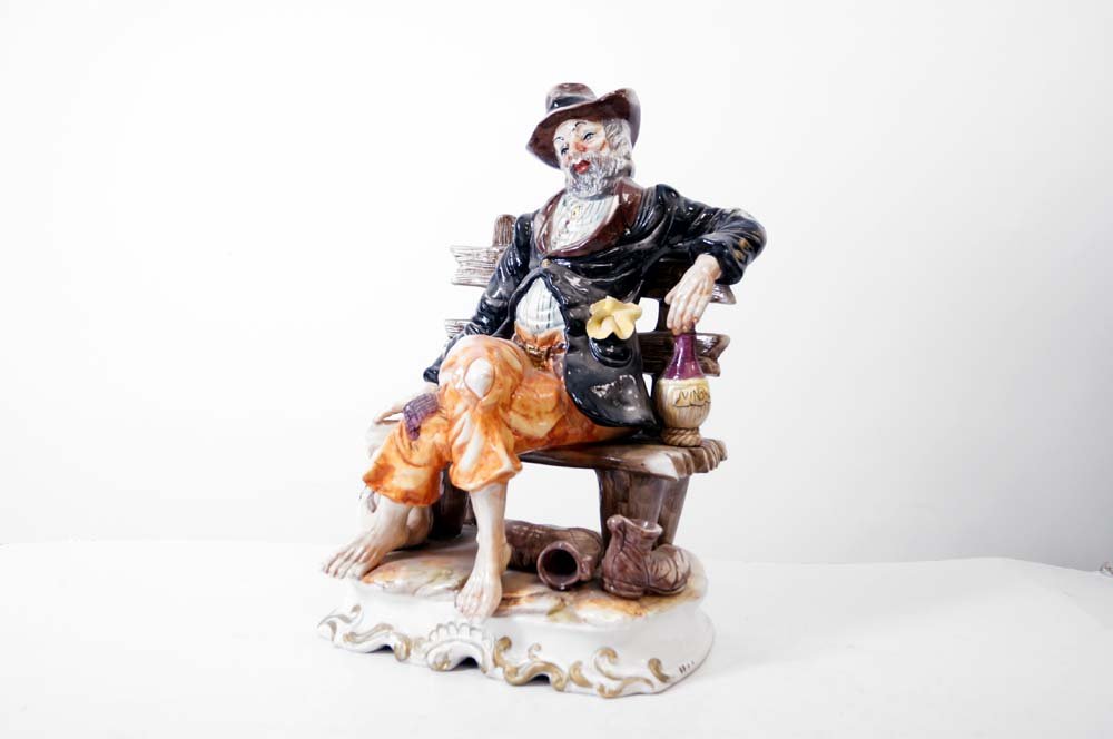 CAPO DI MONTE, "MAN ON A BENCH", BEARS CAPO DI MONTE (1 of 1)