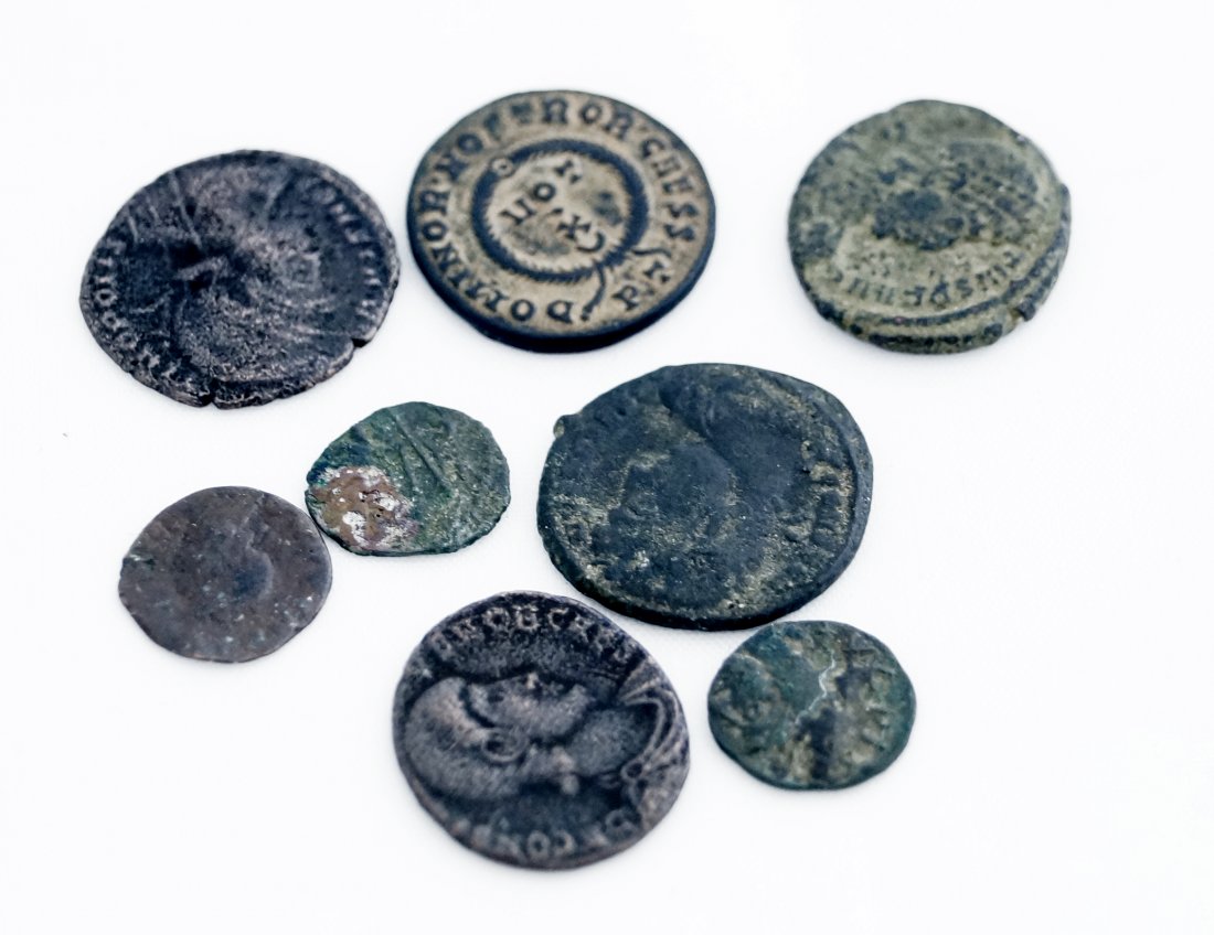 LOT (8) ROMAN/BYZANTINE BRONZE COINS INCLUDING: LOT (8) ROMAN/BYZANTINE BRONZE COINS INCLUDING CONSTANTINE III (317-325) AND CONSTANTINE COMMEMORATIVE (330-337)