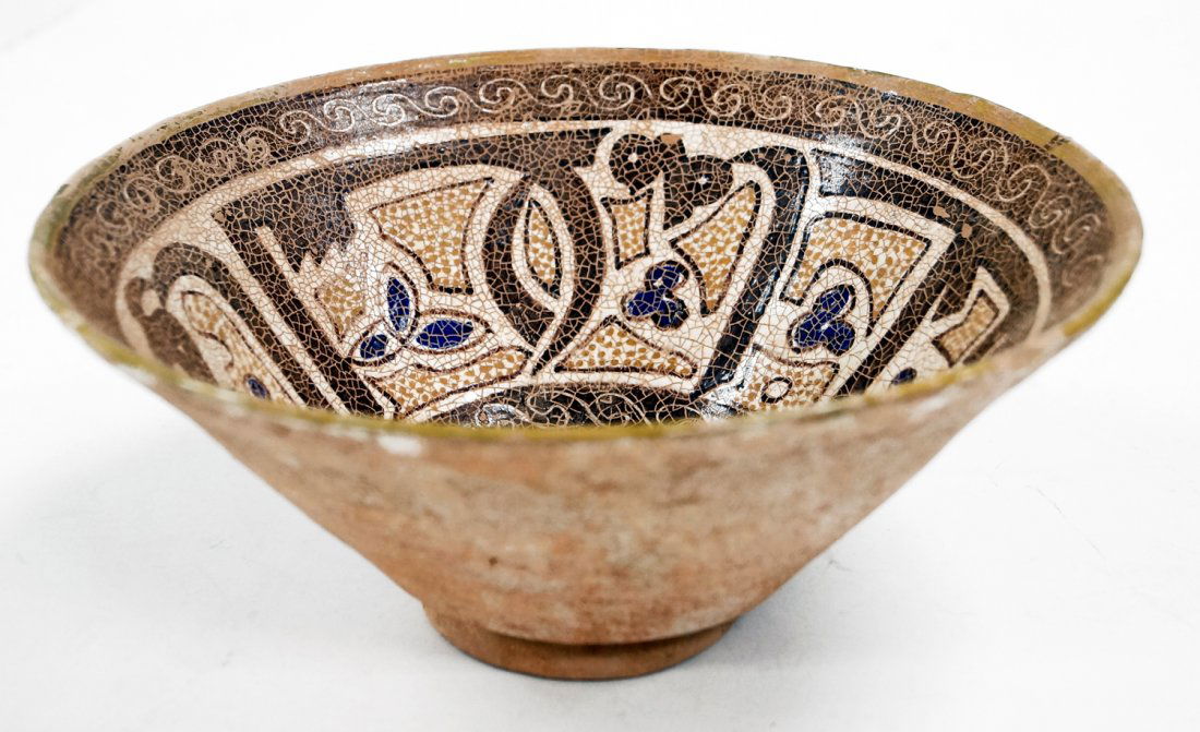 ISLAMIC DECORATED POTTERY BOWL WITH KUFIC SCRIPT. (1 of 4)