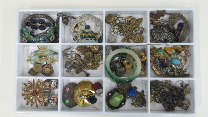 ASSORTED LOT VINTAGE COSTUME JEWELRY PINS, BROOCHES, (1 of 3)