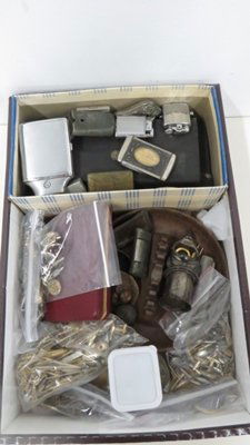 TRAY LOT VINTAGE LIGHTERS, MATCH SAFE, SINGLE (1 of 3)