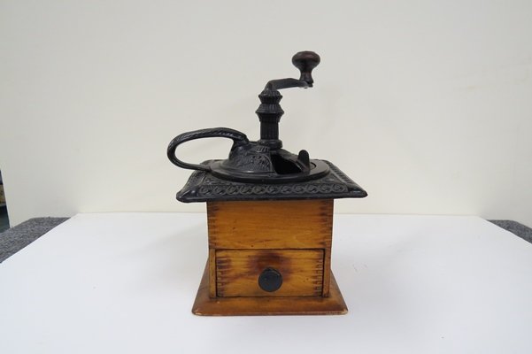 VINTAGE COFFEE GRINDER. HEIGHT 11" (1 of 3)