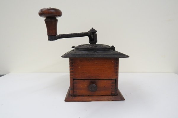 VINTAGE COFFEE GRINDER. HEIGHT 8 1/2" (1 of 3)