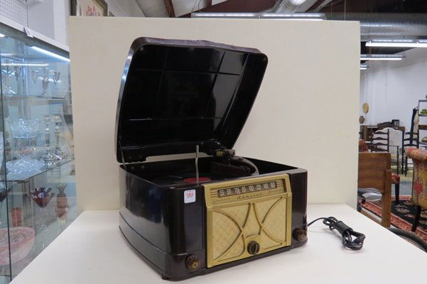 VINTAGE ADMIRAL MODEL 6V12-N BAKELITE RADIO/PHONOGRAPH. (1 of 1)