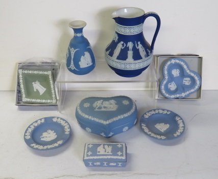 LOT (8) WEDGWOOD JASPERWARE INCLUDING VASE AND (2): LOT (8) WEDGWOOD JASPERWARE INCLUDING VASE AND (2) COVERED BOXES (EWER/IMPERFECTIONS TO SPOUT)