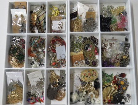 (2) TRAY LOTS ASSORTED COSTUME JEWELRY PIERCED EARRINGS (1 of 7)