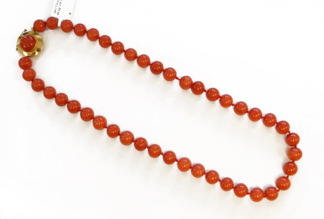 STRAND (44) CORAL 9.7-10.39 MM BEADED NECKLACE WITH 18K: STRAND (44) CORAL 9.7-10.39 MM BEADED NECKLACE WITH 18K YELLOW GOLD CLASP WITH 11.8MM ROUND CORAL CABOCHON. LENGTH 19"; 64.5 GRAMS
