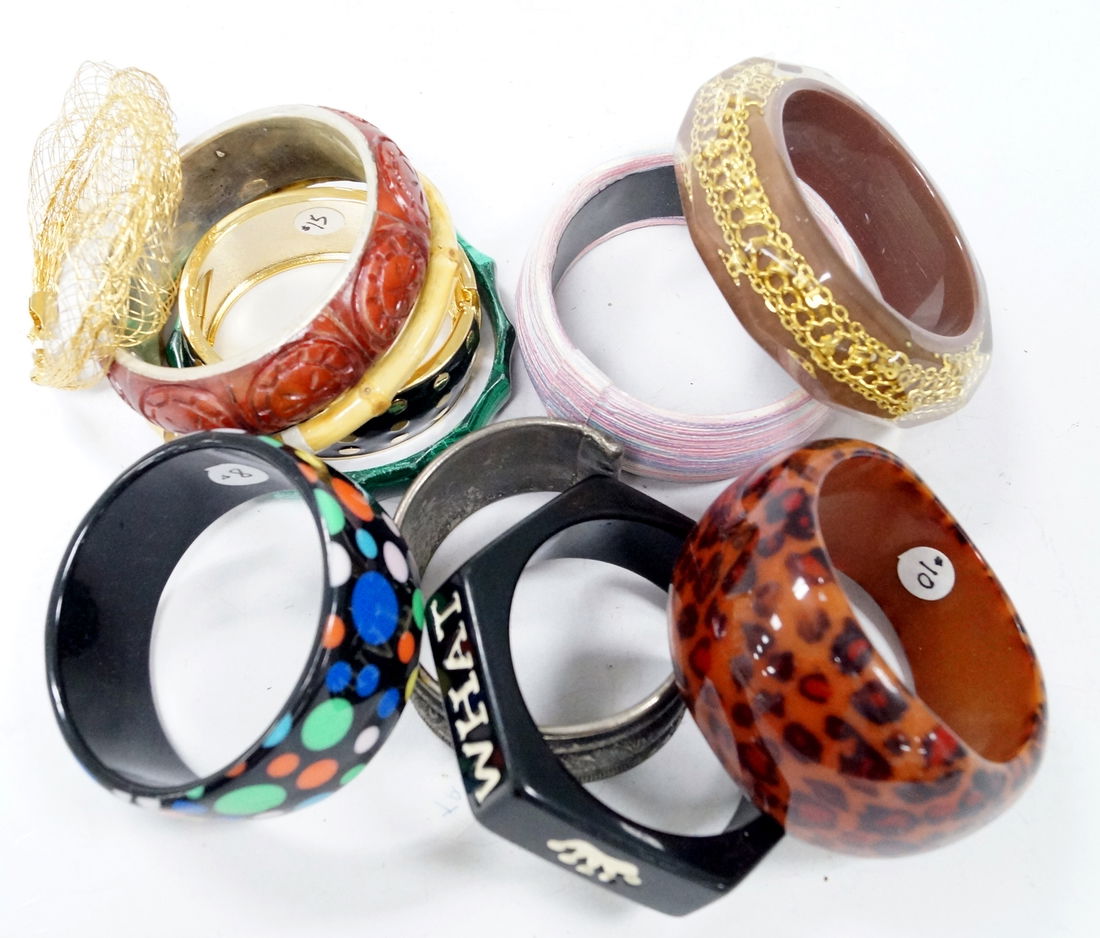 TRAY LOT ASSORTED FASHION COSTUME JEWELRY BANGLES (1 of 2)
