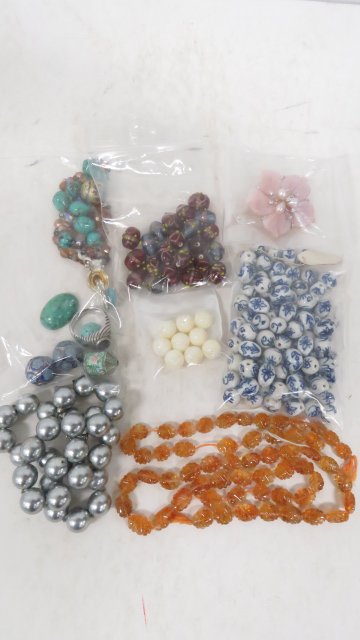 ASSORTED LOT INCLUDING CHINESE PORCELAIN BLUE/WHITE (1 of 3)