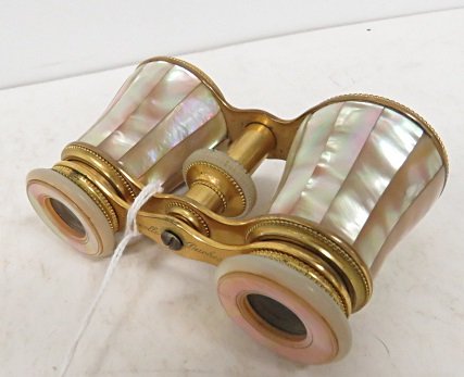 FRENCH GILT AND MOTHER OF PEARL OPERA GLASSES: FRENCH GILT AND MOTHER OF PEARL OPERA GLASSES