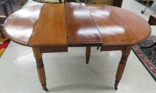 COUNTRY MAPLE EXTENSION DINING TABLE WITH (2) LEAVES. (1 of 3)