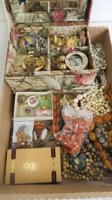 LOT COSTUME JEWELRY AND ACCESSORIES INCLUDING MINIATURE (1 of 6)