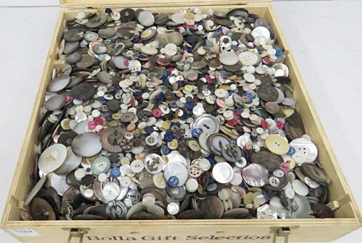 LARGE LOT MOTHER-OF-PEARL/ABALONE BUTTONS: LARGE LOT MOTHER-OF-PEARL/ABALONE BUTTONS