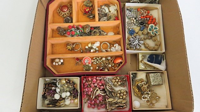 LOT VINTAGE COSTUME DESIGNER AND FASHION JEWELRY: LOT VINTAGE COSTUME DESIGNER AND FASHION JEWELRY INCLUDING CORO, ETC