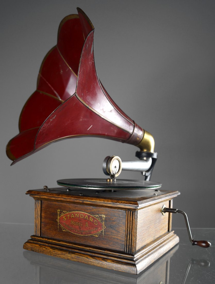 STANDARD TALKING MACHINE CO. MODEL A DISC PHONOGRAPH (1 of 2)