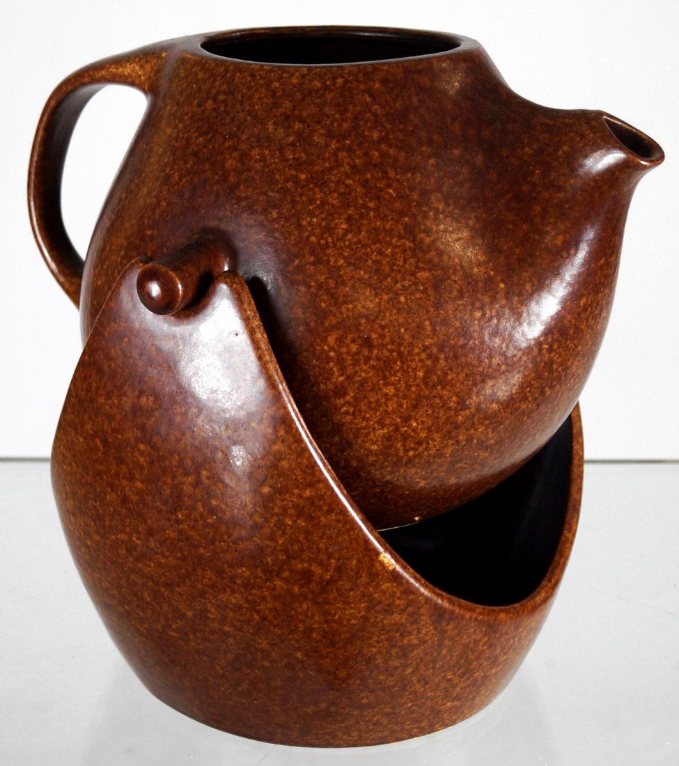 BEN SEIBEL DESIGN FOR ROSEVILLE POTTERY, RAYMOR PATTERN: BEN SEIBEL DESIGN FOR ROSEVILLE POTTERY, RAYMOR PATTERN SWIVEL PITCHER ON STAND (NO LID), C.1960. HEIGHT 11 1/2" (IMPERFECTION)
