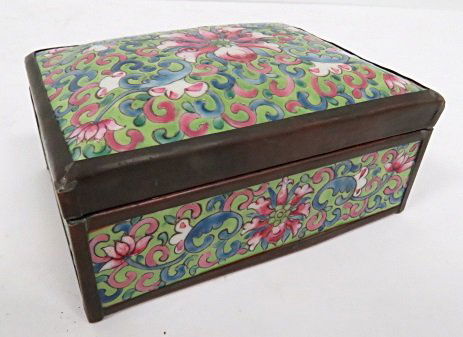 CHINESE FAMILLE ROSE ENAMELED PORCELAIN HINGED BOX, (1 of 3)