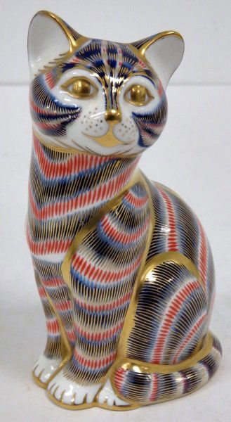 ROYAL CROWN DERBY DECORATED PORCELAIN IMARI CAT FIGURE. (1 of 3)