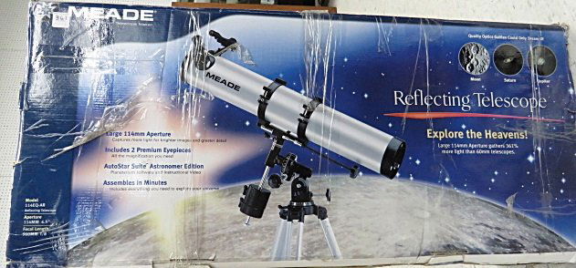 MEADE REFLECTING TELESCOPE/TRIPOD, MODEL 114EQAR (1 of 5)
