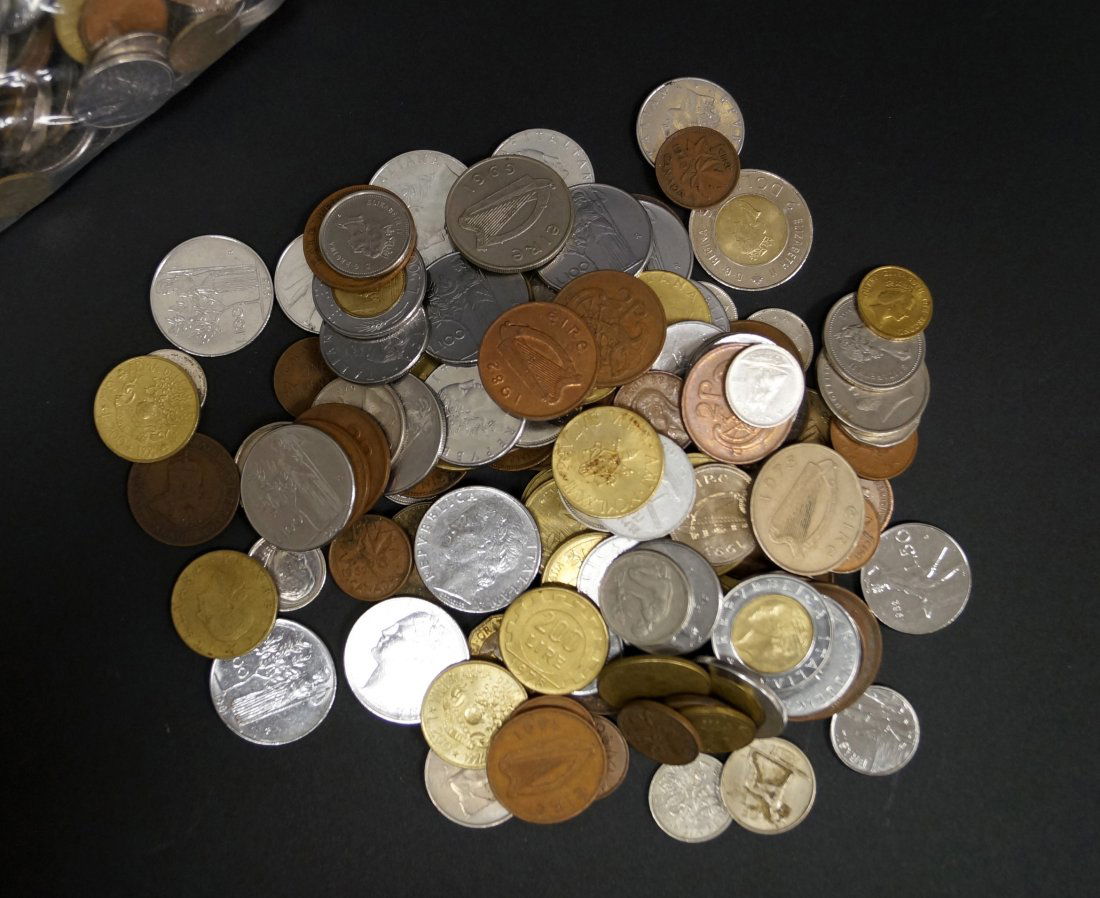 LOT ASSORTED FOREIGN COINS. 7.15 LBS (1 of 2)
