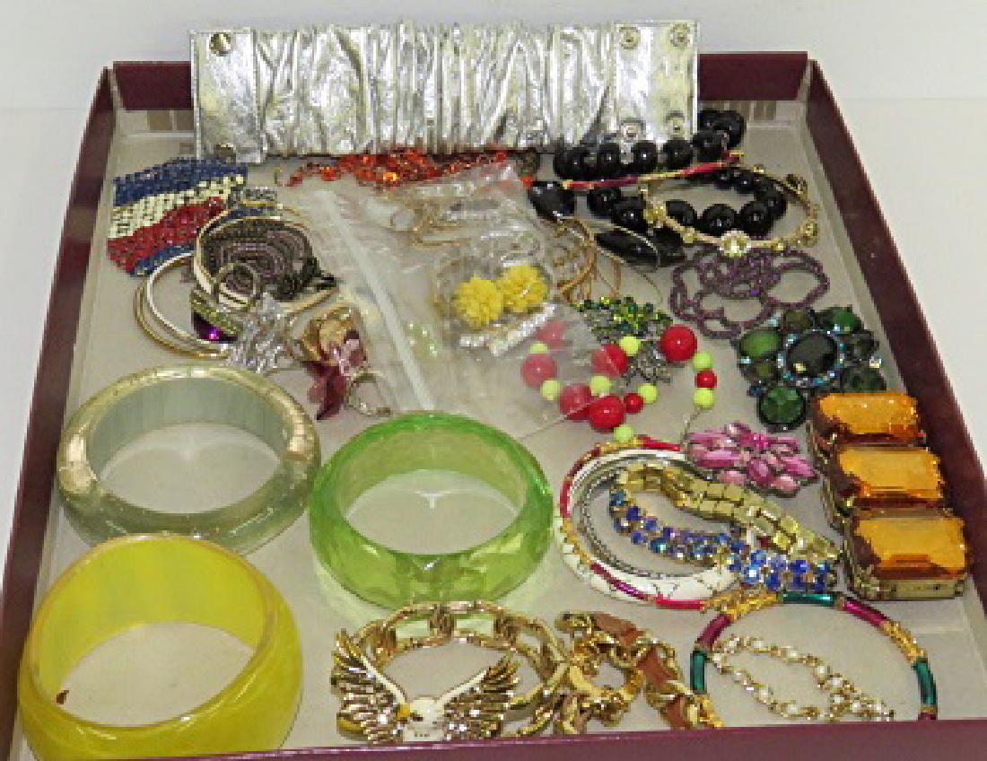 LOT ASSORTED COSTUME JEWELRY INCLUDING BRACELETS, (1 of 3)