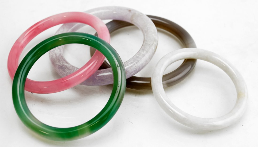 LOT (5) ASSORTED CHINESE HARDSTONE BANGLE BRACELETS. (1 of 2)