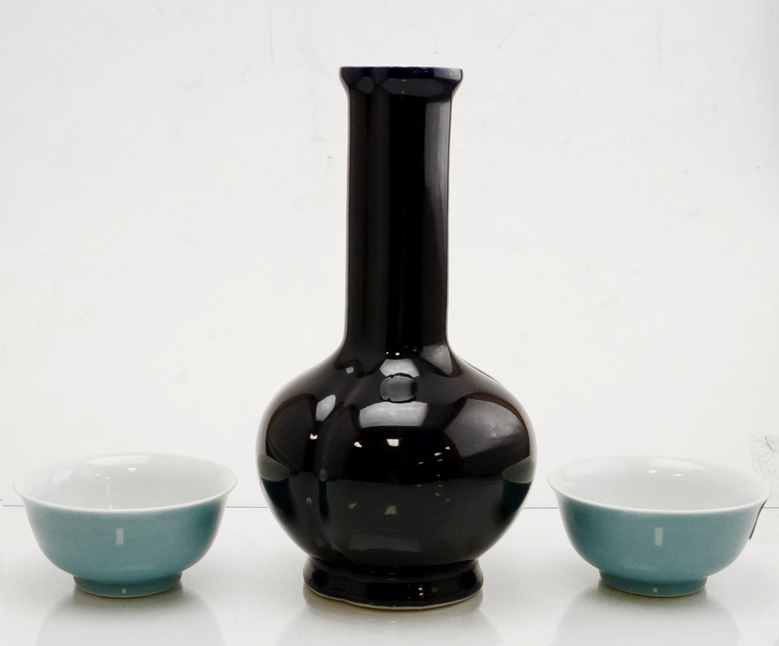 LOT (2) CHINESE DECORATED PORCELAIN INCLUDING PAIR (1 of 3)