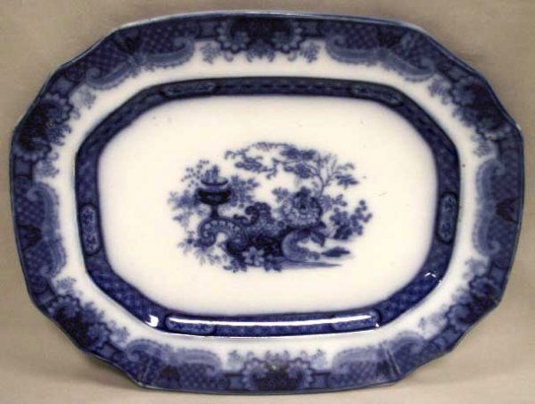 FLOW BLUE PLATTER, "INDIAN JAR" PATTERN: FLOW BLUE PLATTER, "INDIAN JAR" PATTERN, 19TH CENTURY. 10 3/4 X 13 3/4" (SURFACE SCRATCHES)