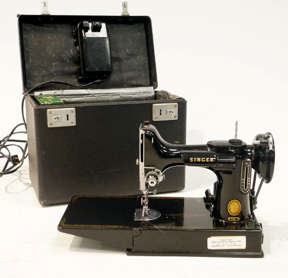 VINTAGE SINGER FEATHERWEIGHT SEWING MACHINE WITH (1 of 1)