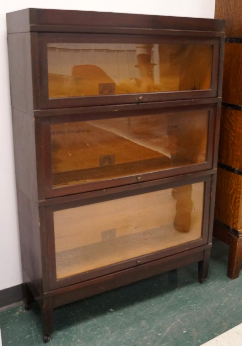 VINTAGE GLOBE-WERNICKE STACKING BARRISTER BOOKCASES. (1 of 2)
