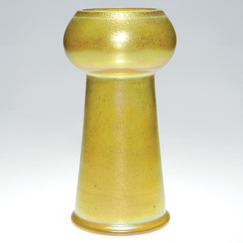 Loetz Candia Silberiris vase, gold, 9 1/2": Loetz "Candia Silberiris" vase in a pleasing simplistic form. Height 9 1/2 inches. The golden glass highlighted by magenta reflections. Very good condition.