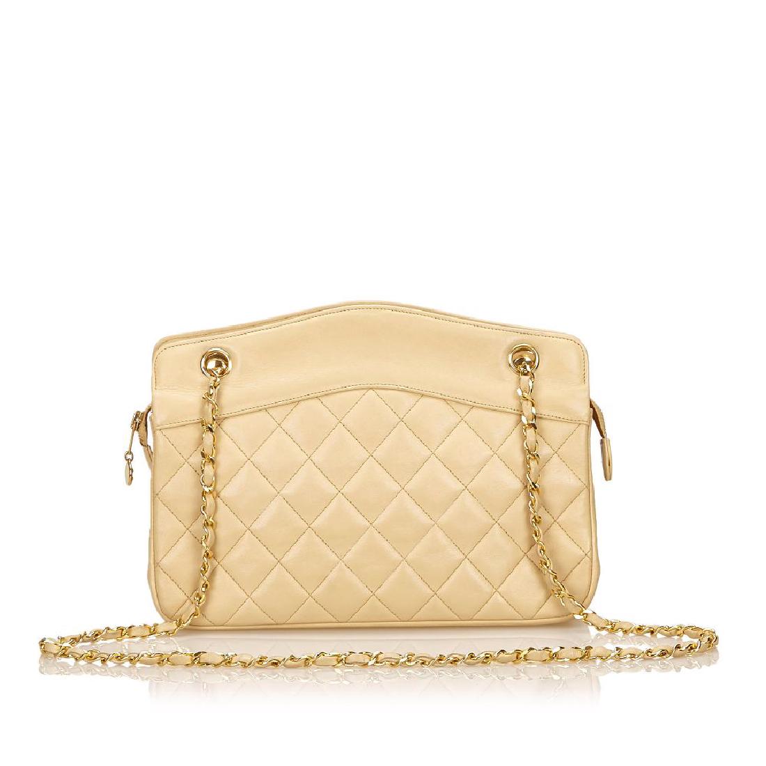 A Chanel leather shoulder bag (1 of 8)