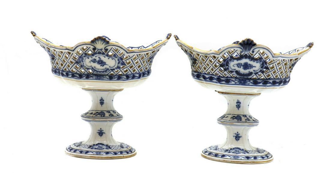 A pair of Meissen blue and white 'Onion' pattern tazzas (1 of 4)