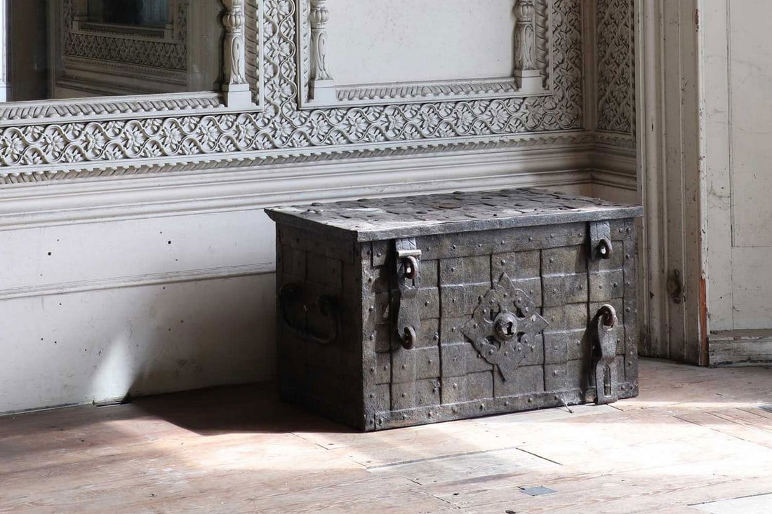 ☘ An ironwork Armada chest (1 of 5)