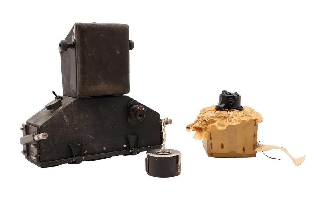 An R88 Vulcan radar operator's camera, (1 of 4)