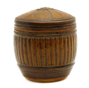 Richard Batterham (1936-2021): Richard Batterham (1936-2021) Richard Batterham (1936-2021), a studio pottery jar and cover, with reeded sides, unmarked, 12.5cm high Condition Report: No chips, cracks or restoration.