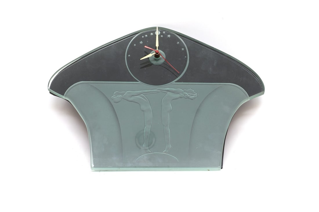 An Art Deco style mantel clock, (1 of 2)