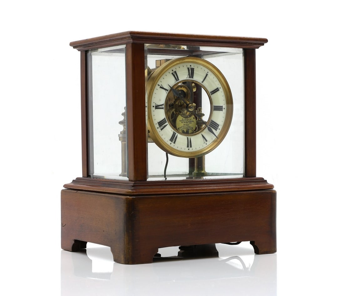 A Eureka electric mahogany mantel clock (1 of 5)