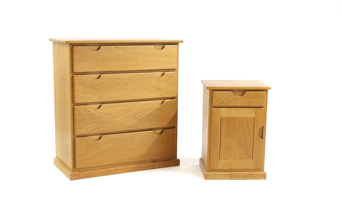A light oak chest of four drawers and a bedside cabinet,: A light oak chest of four drawers and a bedside cabinet, possibly Ercol, modern, each with 'D' shaped recessed handles, chest, 86cm wide 44cm deep 94cm high, cabinet, 43cm wide 48cm deep 65cm high (2)