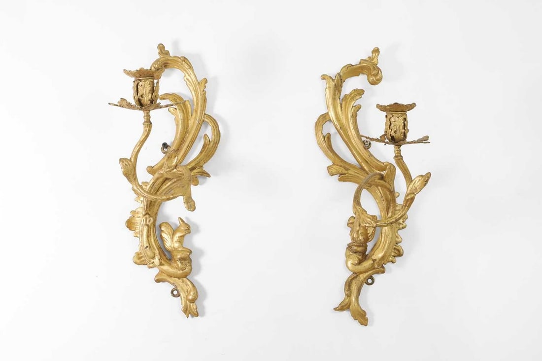 A pair of George III carved giltwood wall sconces,: A pair of George III carved giltwood wall sconces, 18th century, in the style of Thomas Chippendale, each with an acanthus-formed backplate carved with an opposing pair of squirrels, 14cm wide 23cm de