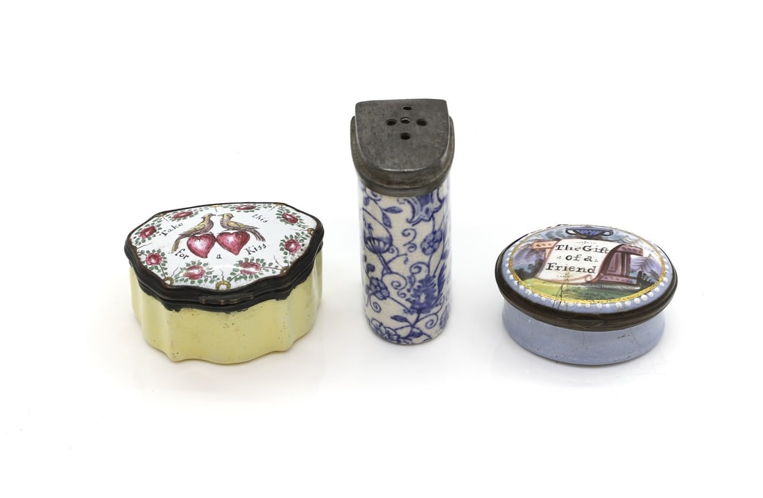 Two Bilston enamel pill boxes,: Two Bilston enamel pill boxes, late 18th century, comprising an example inscribed 'Take this for a Kiss', 5cm wide, and another inscribed 'The Gift of a Friend', with an internal mirror, 4cm wide, tog