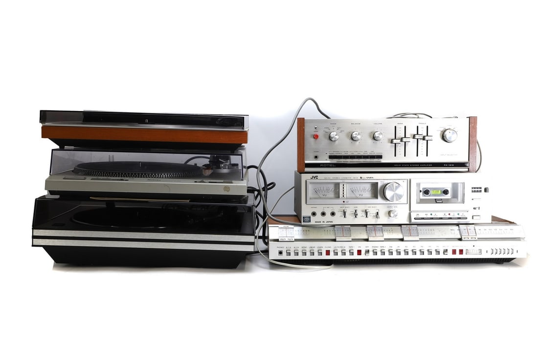 A music system,: A music system, a KD-A5 JVC tape deck; a Rotel RA-610 stereo amplifier; a B & G Beomaster 4400 amplifier three turntables, Beogram 1902, Technic SL-D202, 305D (6)